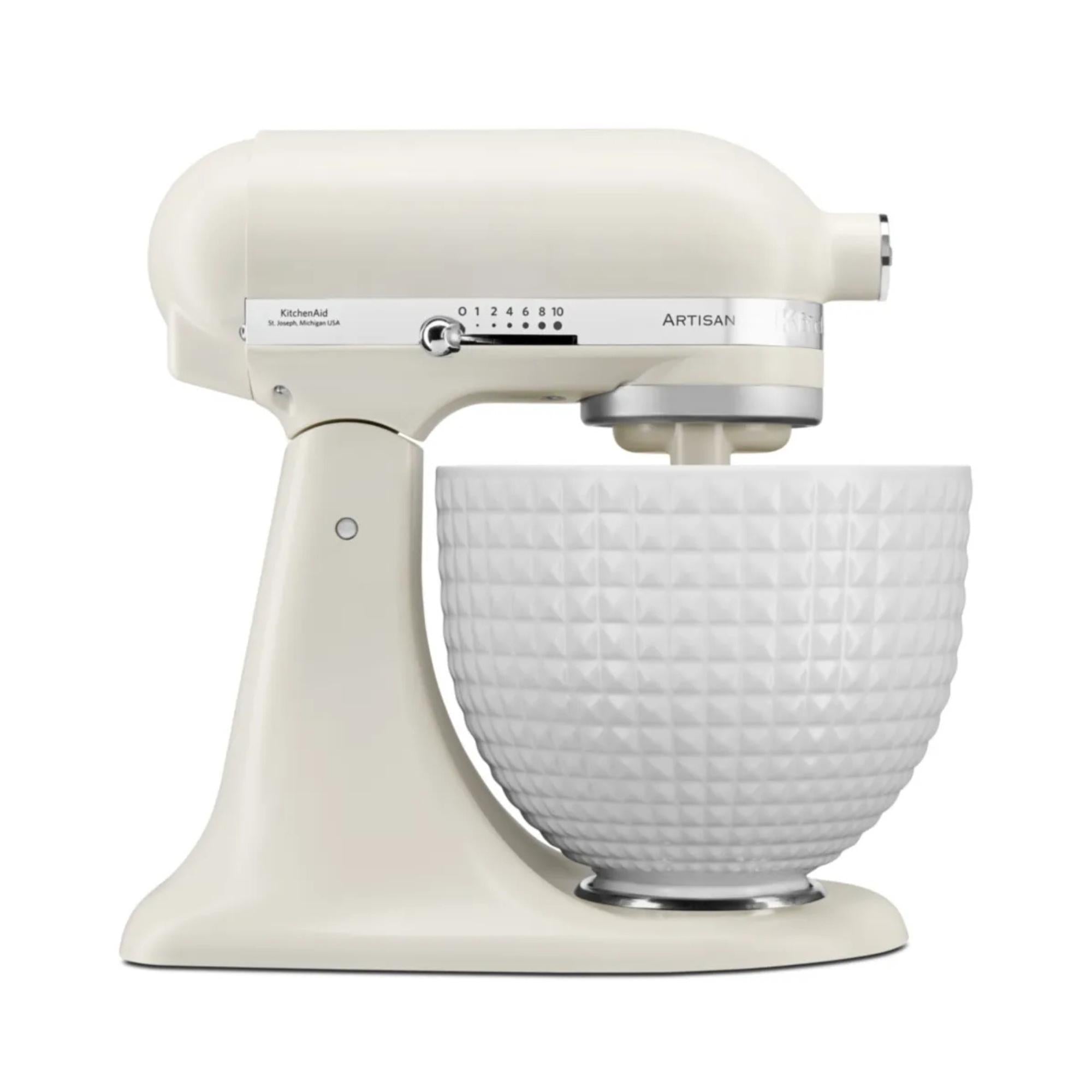 Seitenansicht einer KitchenAid Küchenmaschine in der Farbe Porcelaine Weiß vor neutralen weißen Hintergrund
