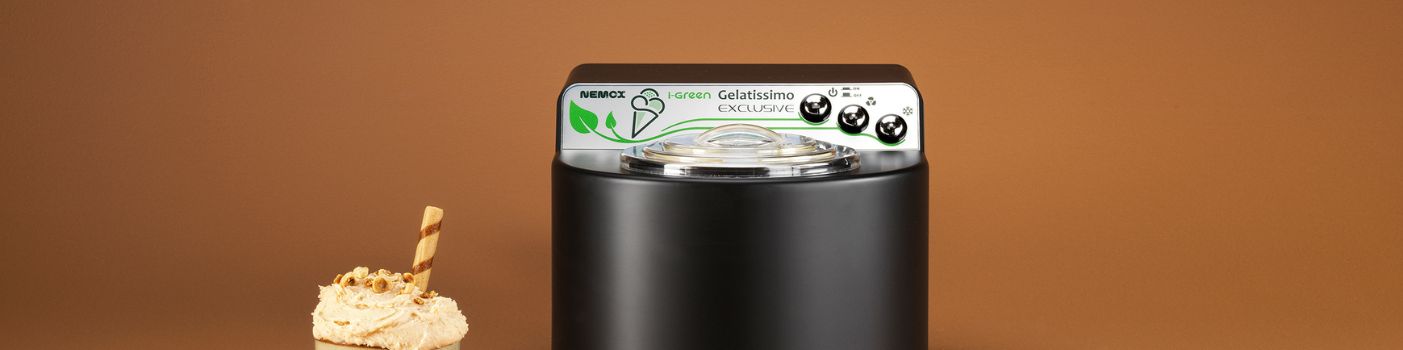 Schwarze Nemox Eismaschine mit Dessertglas vor einfarbigem Hintergrund.